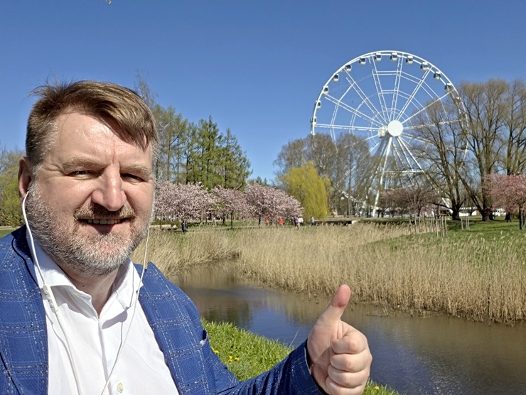 Rīgā, Uzvaras parkā, sāk ziedēt sakuras 390667