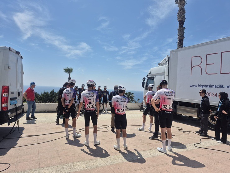 Travelnews.lv novēro  «Presidential Cycling Tour of Türkiye» aizkulises Antālijā 390945