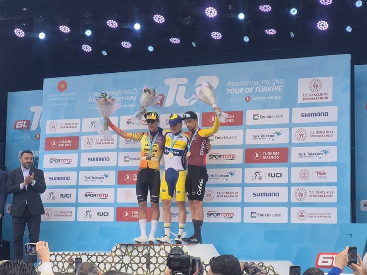 Spītējot aukstumam, Ankarā noslēdzas «Presidential Cycling Tour of Türkiye» 390973