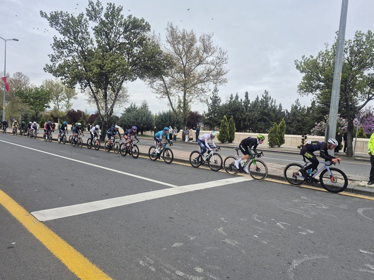 Spītējot aukstumam, Ankarā noslēdzas «Presidential Cycling Tour of Türkiye» 390965