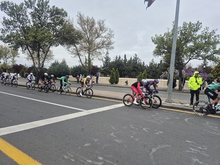 Spītējot aukstumam, Ankarā noslēdzas «Presidential Cycling Tour of Türkiye» 390966