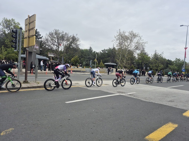 Spītējot aukstumam, Ankarā noslēdzas «Presidential Cycling Tour of Türkiye» 390968