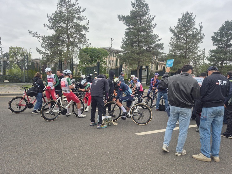 Spītējot aukstumam, Ankarā noslēdzas «Presidential Cycling Tour of Türkiye» 390970