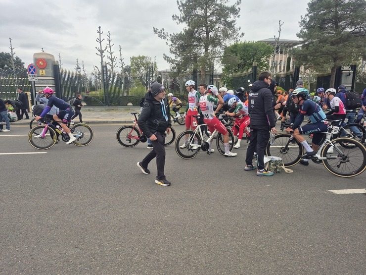 Spītējot aukstumam, Ankarā noslēdzas «Presidential Cycling Tour of Türkiye» 390971