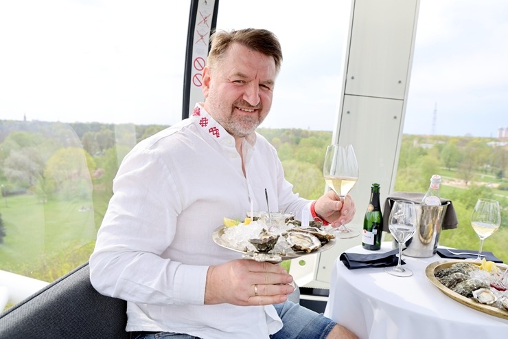 Rīgas restorāns «Buržujs» kopā ar Rīgas panorāmas ratu piedāvā svinēt svētkus īpašā gaisotnē 391029