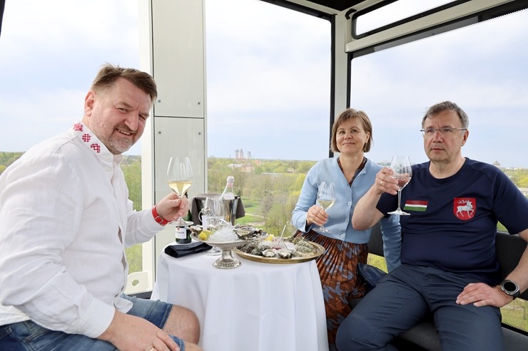 Rīgas restorāns «Buržujs» kopā ar Rīgas panorāmas ratu piedāvā svinēt svētkus īpašā gaisotnē 391032