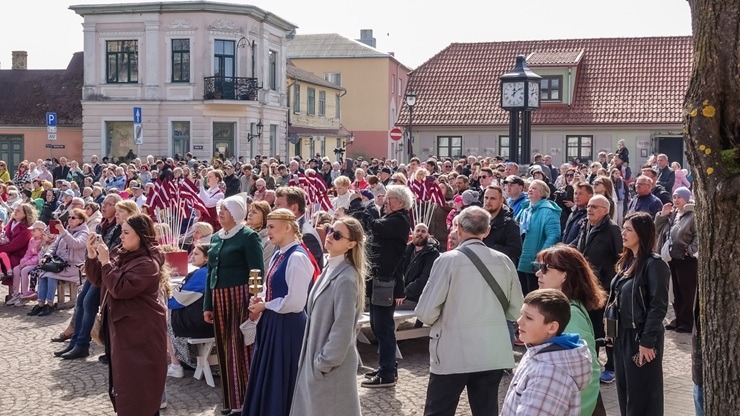 Ventspilī skaisti un latviski svin 4. maiju 391063