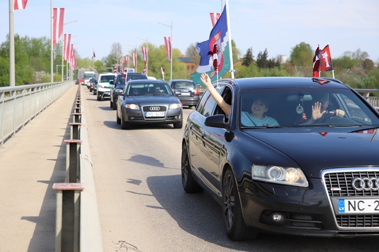 Jēkabpilieši dodas patriotiskā Karogu braucienā 391084