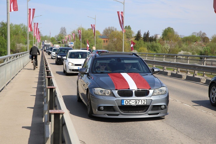 Jēkabpilieši dodas patriotiskā Karogu braucienā 391083