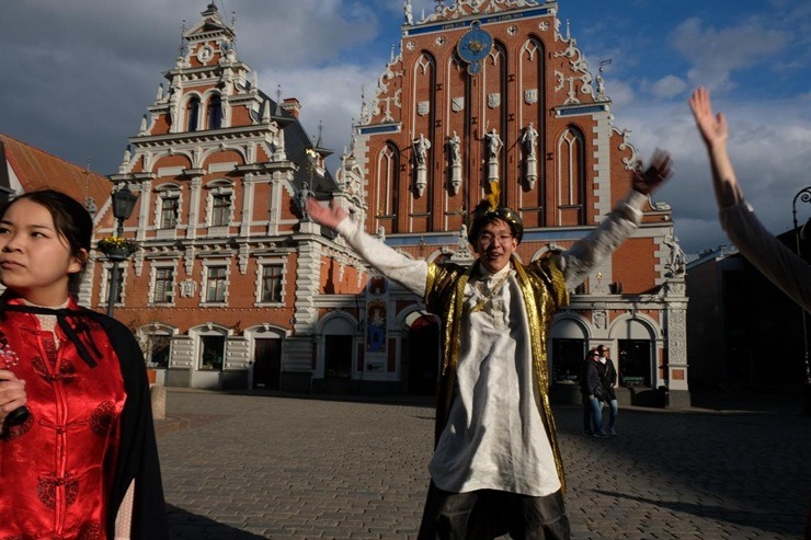 Rīgas ielās manīts milzīgs tarakāns, bruņinieki, raganas, elfi un citas mistiskas radības 391427
