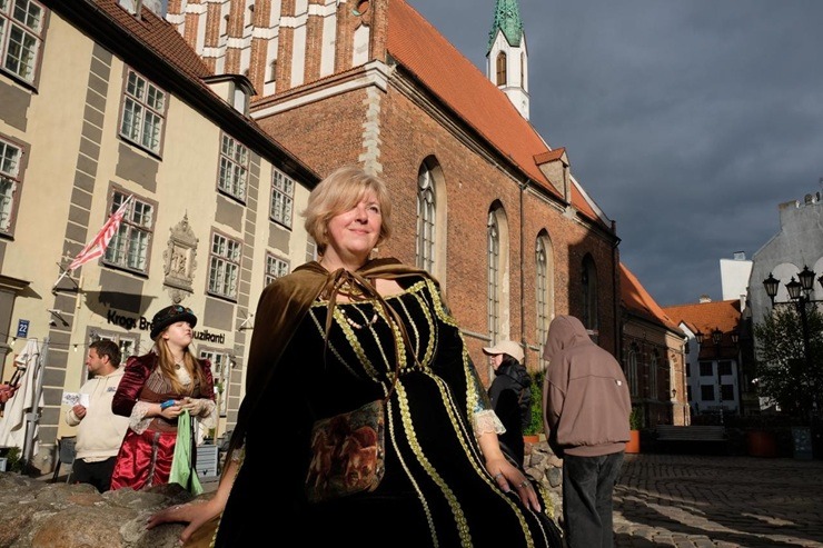 Rīgas ielās manīts milzīgs tarakāns, bruņinieki, raganas, elfi un citas mistiskas radības 391424