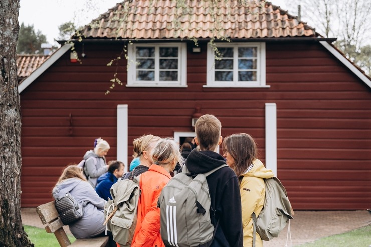 Gids Jānis Zariņš piedāvā izzinošu pārgājienu «Ainažiem–100». Foto: Lauma Dūmiņa (Foto feja) 391486