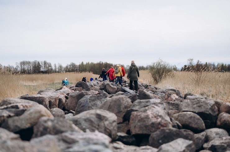 Gids Jānis Zariņš piedāvā izzinošu pārgājienu «Ainažiem–100». Foto: Lauma Dūmiņa (Foto feja) 391471