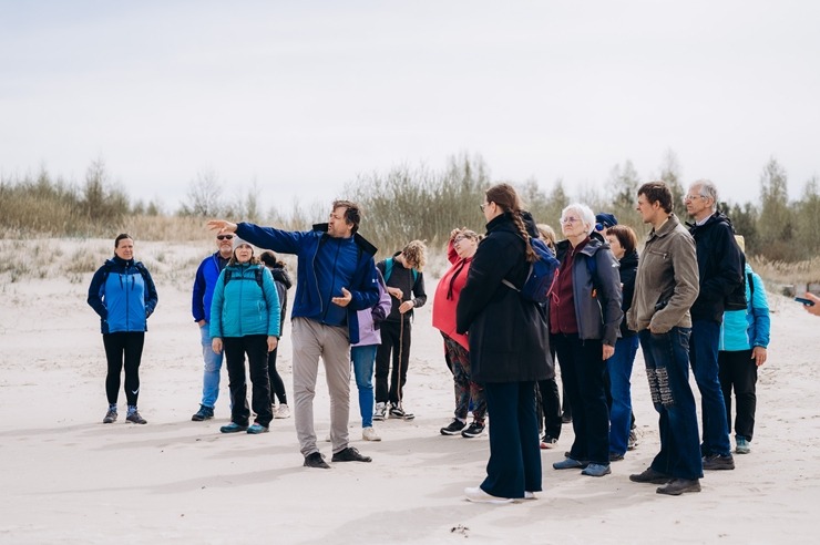 Gids Jānis Zariņš piedāvā izzinošu pārgājienu «Ainažiem–100». Foto: Lauma Dūmiņa (Foto feja) 391474