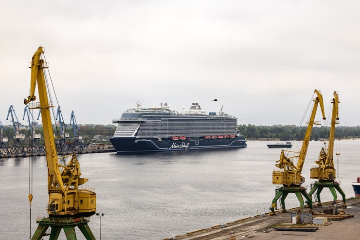 Rīgas ostā sagaida 333 metru garo «Mein Schiff Relax» – lielāko kruīza kuģi ostas vēsturē 391910