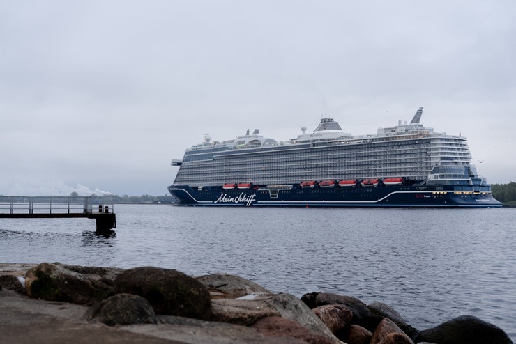 Rīgas ostā sagaida 333 metru garo «Mein Schiff Relax» – lielāko kruīza kuģi ostas vēsturē 391913