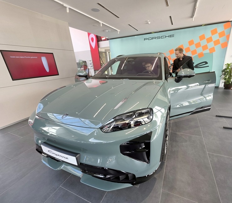 Pārdaugavā tiek atklāts jaunais «Porsche centrs Lidosta» 392388