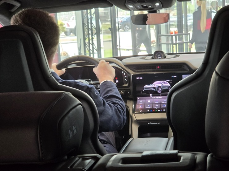 Pārdaugavā tiek atklāts jaunais «Porsche centrs Lidosta» 392410
