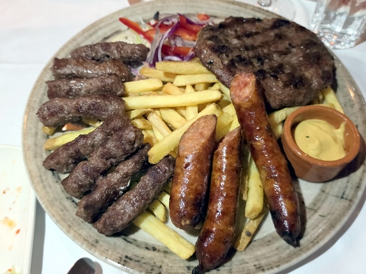 Sadarbībā ar «airBaltic» izbaudām vakariņas vienā no vecākajiem un slavenākajiem restorāniem Skadarlijas bohēmiskajā kvartālā Belgradā - «Tri Šešira» 392742