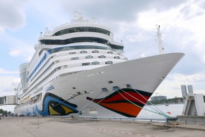 Rīgas ostā pirmo reizi ienāk Vācijas kruīzu kuģis «AIDAbella» ar 2500 tūristiem - Foto