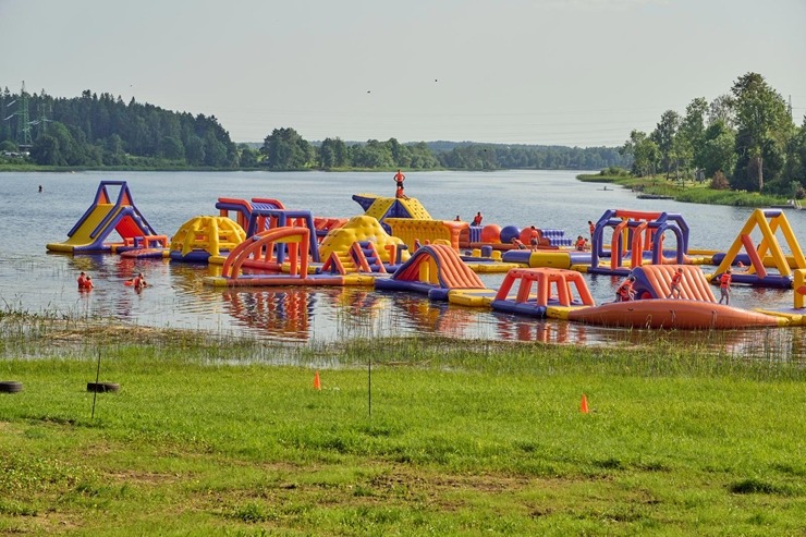 Iepazīstam «Sportive Aqua» ūdens parka aktivitātes uz Cieceres ezera Brocēnos. Foto: sportive.lv 393430