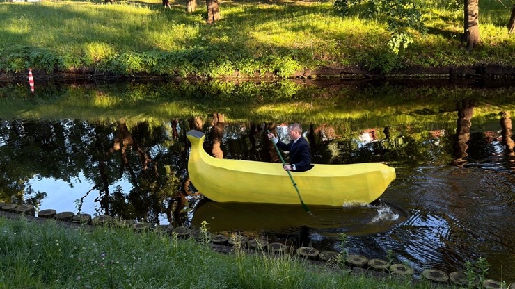 Pie Latvijas Nacionālās operas līdz 30.06. tūristus piesaista vides instalācija «Zem dzeltenās mizas». Foto: Mārtiņš Strubergs 394283