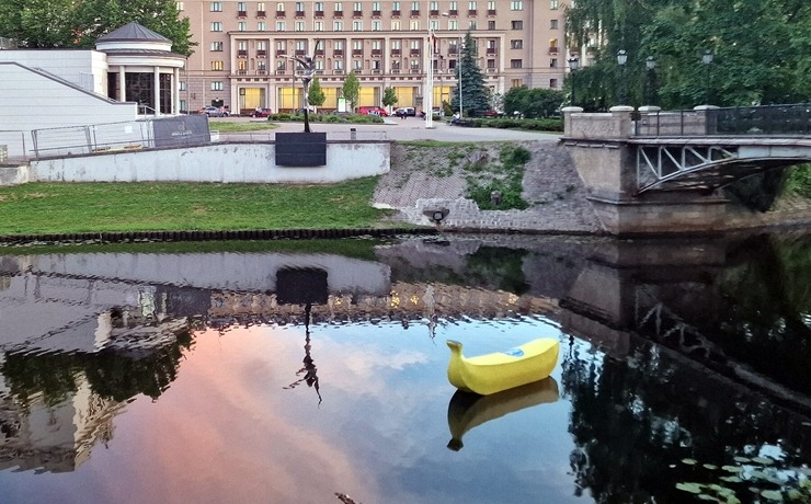 Pie Latvijas Nacionālās operas līdz 30.06. tūristus piesaista vides instalācija «Zem dzeltenās mizas». Foto: Mārtiņš Strubergs 394289