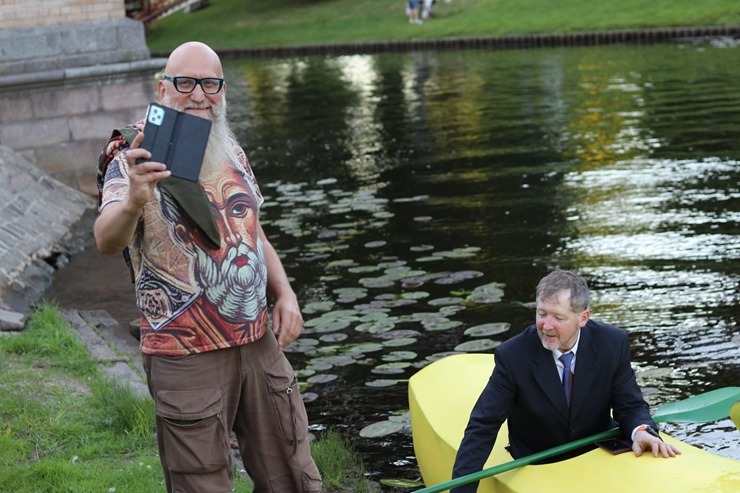 Pie Latvijas Nacionālās operas līdz 30.06. tūristus piesaista vides instalācija «Zem dzeltenās mizas». Foto: Mārtiņš Strubergs 394291