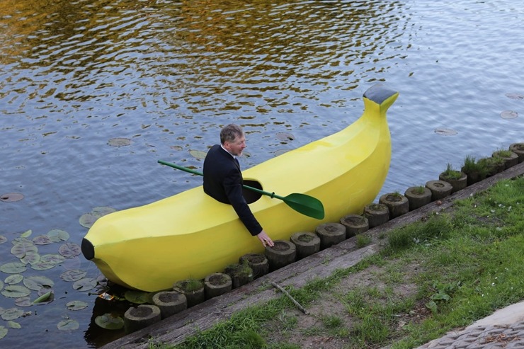 Pie Latvijas Nacionālās operas līdz 30.06. tūristus piesaista vides instalācija «Zem dzeltenās mizas». Foto: Mārtiņš Strubergs 394292