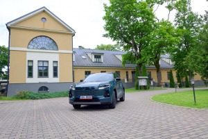 Sadarbībā ar «SIXT Latvia» un «Toyota RAV4» (no 30 eiro dienā) ceļojam uz Skrundas muižu Kuldīgas novadā 2