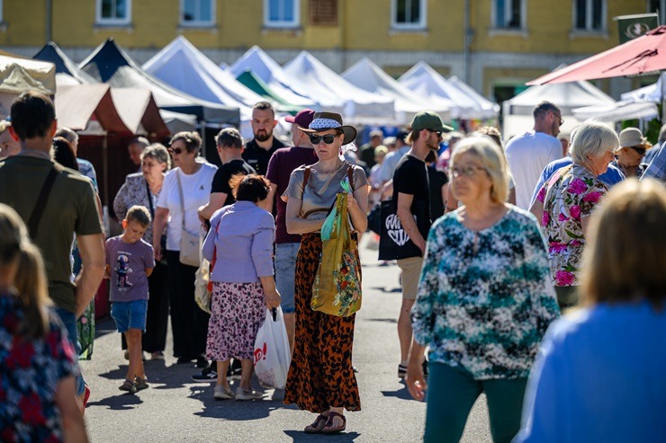 Smiltenē košs un svētku noskaņās -  Līgo tirdziņš 394573