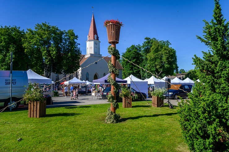 Smiltenē košs un svētku noskaņās -  Līgo tirdziņš 394569