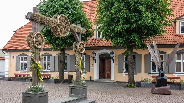Saulgriežu elpa pilsētvidē – Ventspils Jāņu rotās 394647