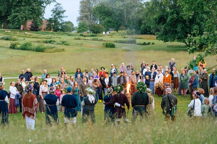 Turaidas muzejrezervātā ar dziesmām, darbnīcām un saulgriežu rituāliem aizvadīta Jāņu diena 394653