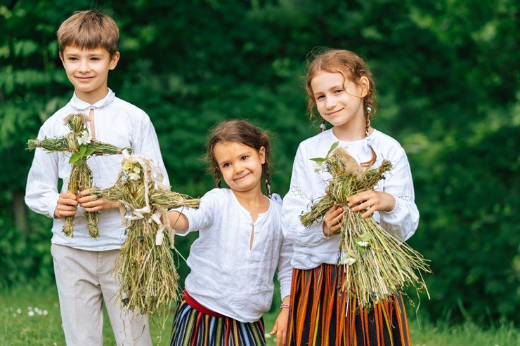 Turaidas muzejrezervātā ar dziesmām, darbnīcām un saulgriežu rituāliem aizvadīta Jāņu diena 394666