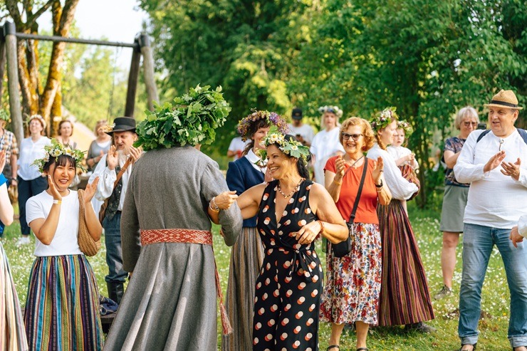 Turaidas muzejrezervātā ar dziesmām, darbnīcām un saulgriežu rituāliem aizvadīta Jāņu diena 394669