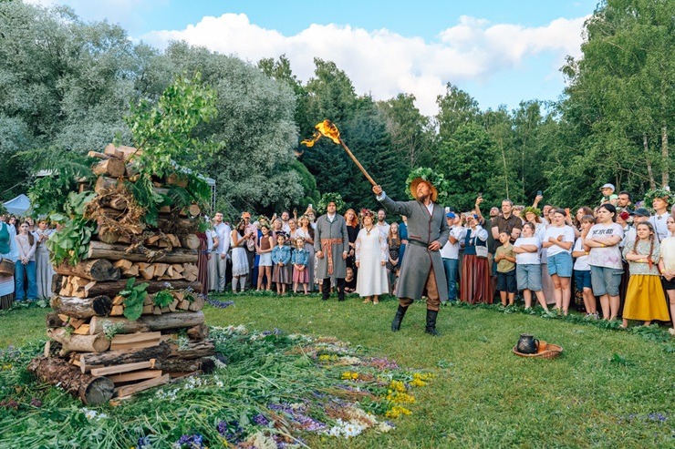 Turaidas muzejrezervātā ar dziesmām, darbnīcām un saulgriežu rituāliem aizvadīta Jāņu diena 394671