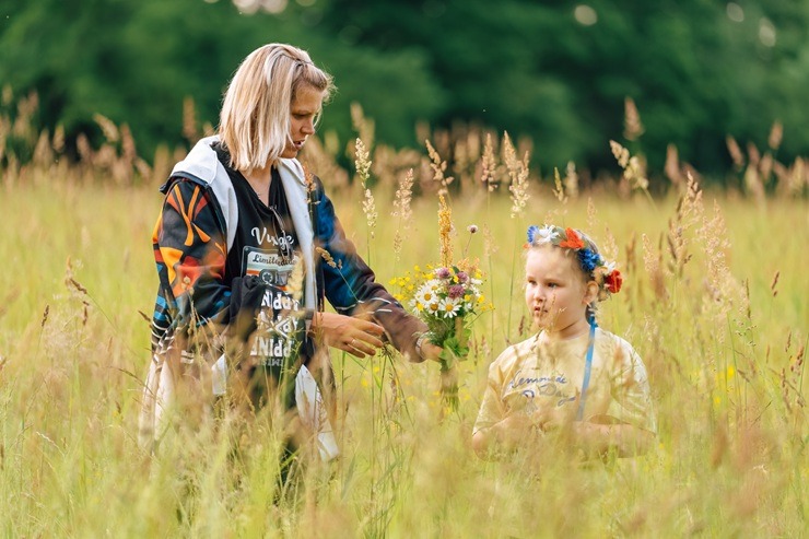 Turaidas muzejrezervātā ar dziesmām, darbnīcām un saulgriežu rituāliem aizvadīta Jāņu diena 394657