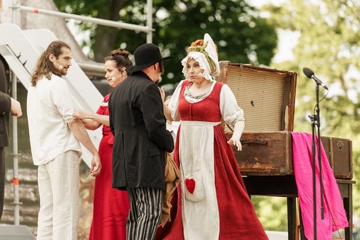 Skatām brīvdabas izrādi «Skroderdienas Silmačos» Siguldas pilsdrupu estrādē. Foto: Zane Magone 394719