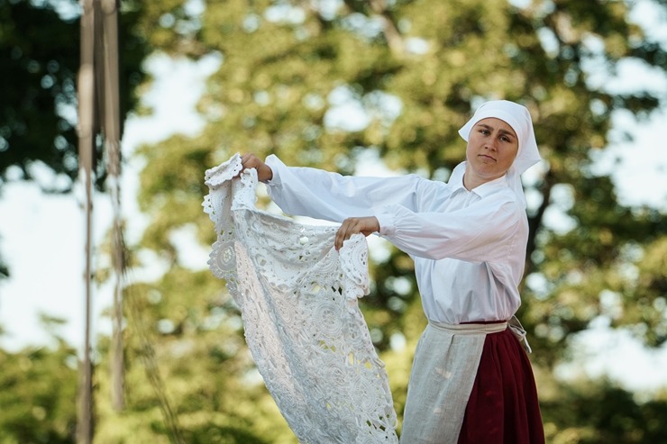 Skatām brīvdabas izrādi «Skroderdienas Silmačos» Siguldas pilsdrupu estrādē. Foto: Zane Magone 394704