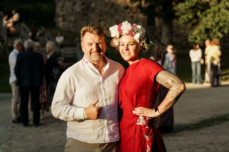 Skatām brīvdabas izrādi «Skroderdienas Silmačos» Siguldas pilsdrupu estrādē. Foto: Zane Magone 394727