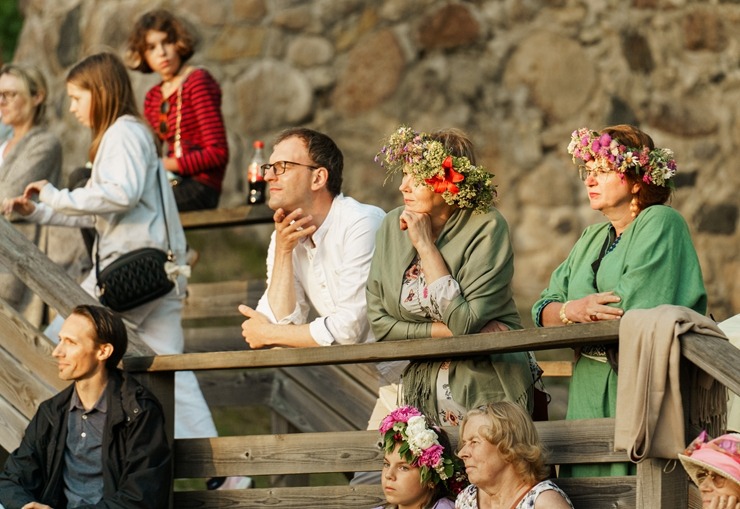 Skatām brīvdabas izrādi «Skroderdienas Silmačos» Siguldas pilsdrupu estrādē. Foto: Zane Magone 394733