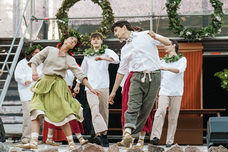 Skatām brīvdabas izrādi «Skroderdienas Silmačos» Siguldas pilsdrupu estrādē. Foto: Zane Magone 394736