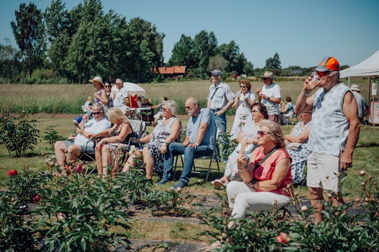 Ogres novads: Peoniju svētku viesi kopā ar Žoržu Siksnu izdzied populārākās vasaras melodijas 394748