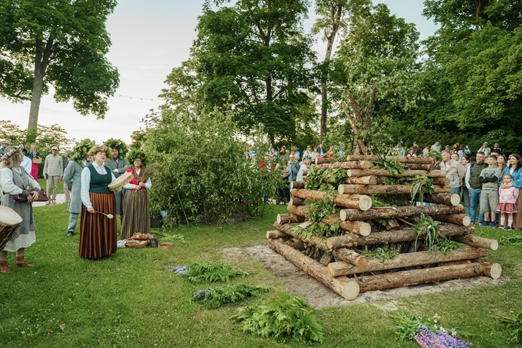 Līgo svētki Siguldas pilsdrupu estrādē ir tradicionāls pasākums. Foto: Zane Magone 394798