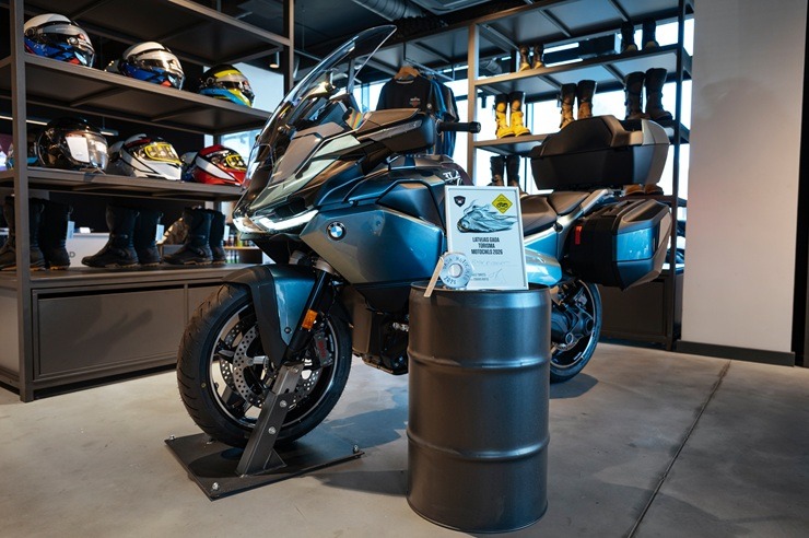 BMW triumfē konkursā «Latvijas Gada motocikls 2026» – BMW R 1300 R iegūst galveno balvu 394870