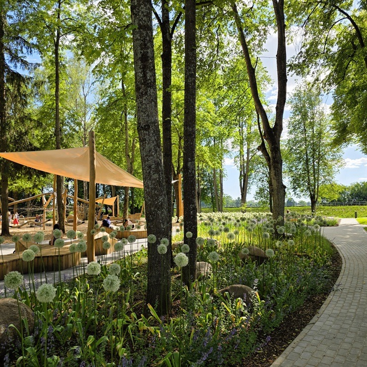 Iespaidīgas pārvērtības - Jēkabpilī atklāts atjaunotais Krustpils parks 394940