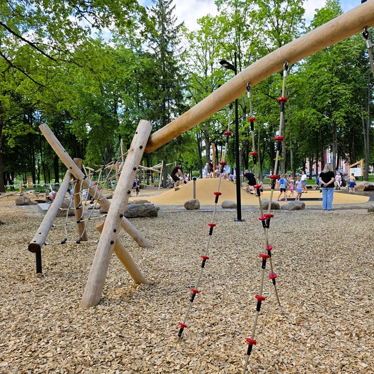 Iespaidīgas pārvērtības - Jēkabpilī atklāts atjaunotais Krustpils parks 394941