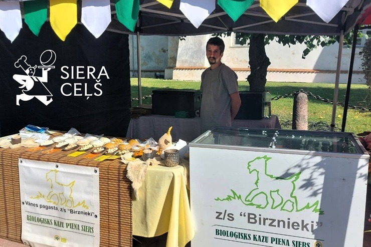 Latvijas siera darītāji iepazīstinās ar savu produkciju Siera tirgū Straupē 394974