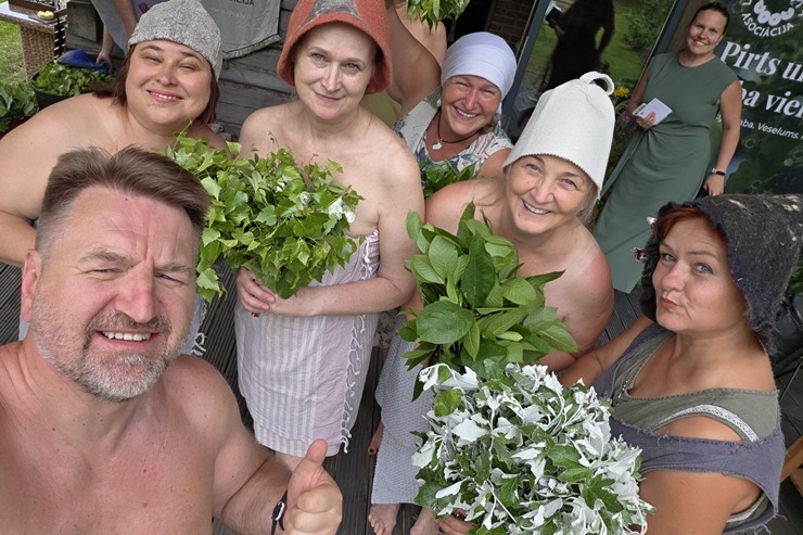 Latvju pirts un spa asociācija Baldones «Mežapuķu» pirtī rīko karstas mediju dienas. Foto: sadarbībā ar Europcar Latvia 395103